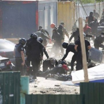 На Осокорках новые столкновения с полицией: упаковали 20 человек