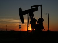 Цены на нефть сократили падение на данных Минэнерго