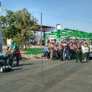 На КПВВ «Станица Луганская» по упавшей женщине пробежалась толпа