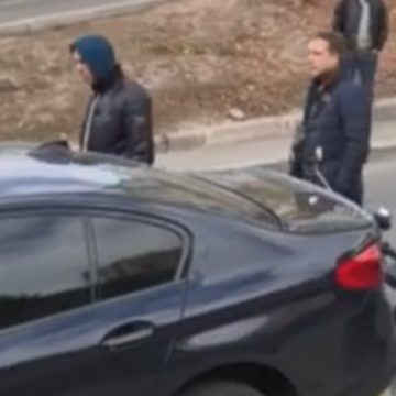 В Одессе мужчина на машине сбил водителя мопеда и угрожал ему автоматом