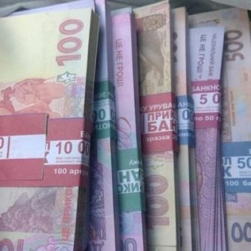 Обман пенсионеров: в Киеве аферисты меняли настоящие деньги на сувенирные