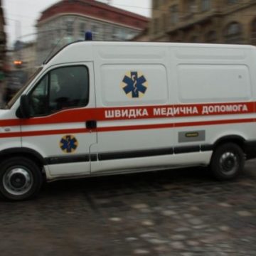 Под Киевом во время движения маршрутки из салона выпала школьница