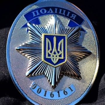 В Киеве полицейский набросился на 12-летнюю девочку и отобрал у нее телефон