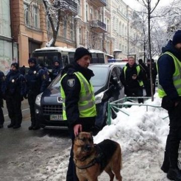 В центре Киева полиция задержала мужчин с оружием