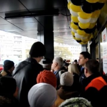 В Николаеве покупатели сорвали открытие супермаркета, вломившись за призами
