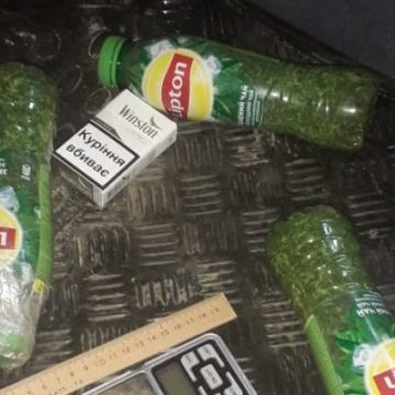 Чай-зелье: мужчина перевозил через границу наркотики в бутылках из-под чая