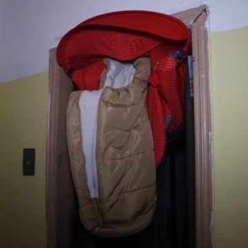 В Киеве двери зажали детскую коляску, когда няня с ребенком заходила в лифт