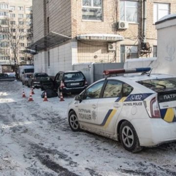 В Киеве авто с умершим водителем врезалось в стену