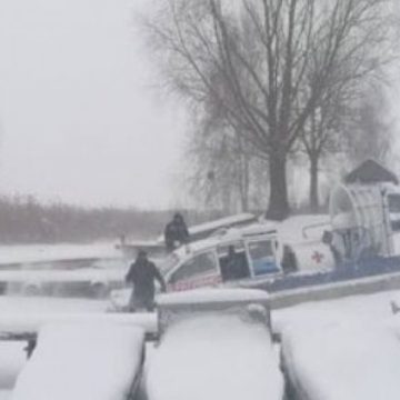 Под Киевом компания на снегоходе провалилась под лед: человек погиб