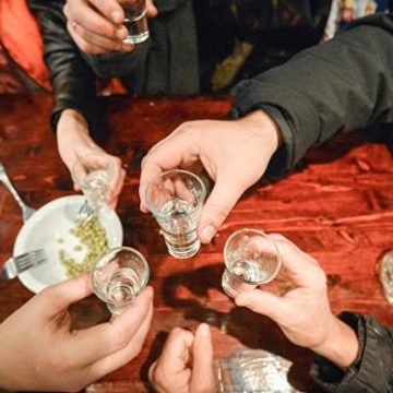 Спирт на бляхах: как украинцев травят паленым алкоголем