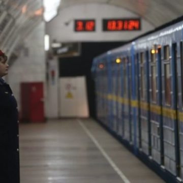 В Киеве на станции метро мужчина упал под колеса поезда