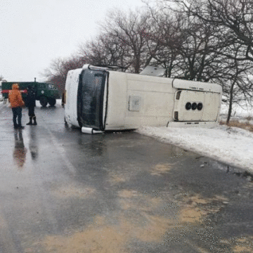 Под Николаевом перевернулся автобус: пострадали восемь пассажиров