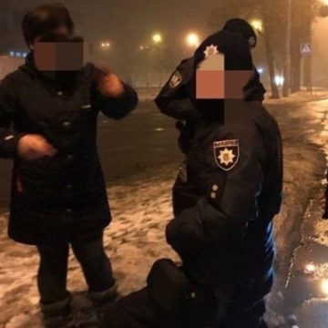 В Киеве пьяная семейная пара избила прохожего после отказа от секса