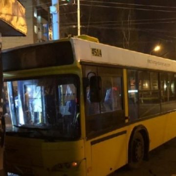 В Киеве переполненный автобус с людьми врезался в киоск зоомагазина (ВИДЕО)