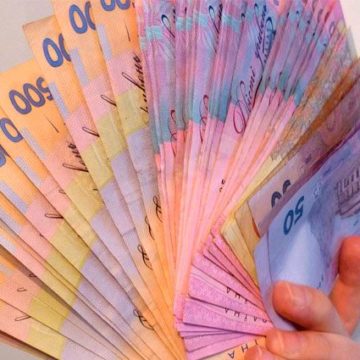 В Киеве мужчине в обмен на доллары дали распечатанные на принтере гривны
