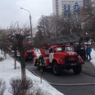 В Киеве вспыхнул пожар в НАУ: спасатели эвакуировали людей