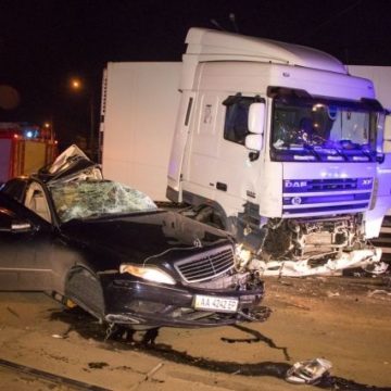 Смертельное ДТП в Киеве: машина влетела под фуру, погиб водитель