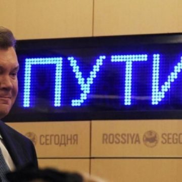 Овощи-фрукты: Зачем Кремль снова дал слово Януковичу