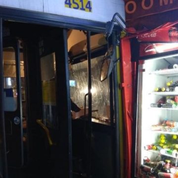 В Киеве пассажирский автобус вылетел на обочину и въехал в торговые киоски