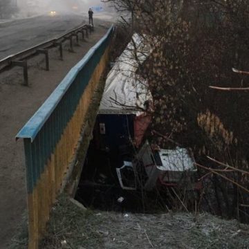 В Полтавской области грузовик слетел в канаву: погиб водитель