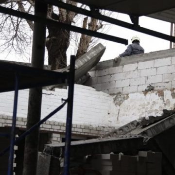 В Киеве на людей обрушились бетонные плиты: погибла женщина