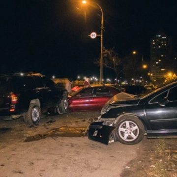 В Киеве пьяный водитель пытался объехать собаку и протаранил два авто