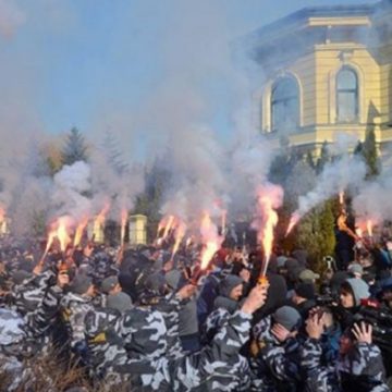 Возле дома Гладковских устроили огненную акцию протеста (ВИДЕО)