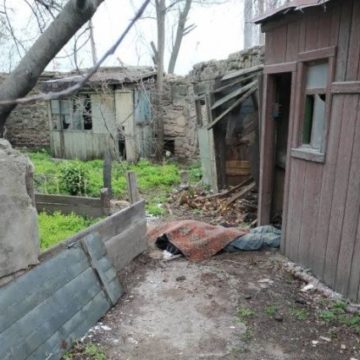 В Николаеве обнаруженный труп оставили лежать возле жилого дома