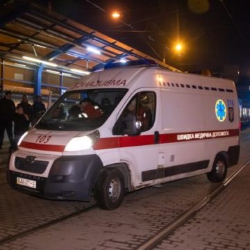 В Киеве мужчина разбил витрину и остался рядом истекать кровью