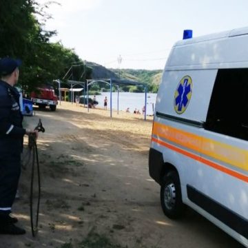 В Николаевской области застряло в песке авто «скорой помощи» с больным