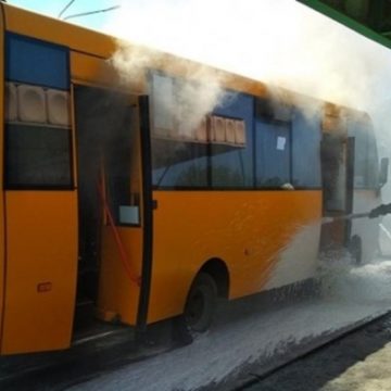 Под Днепром на полном ходу загорелась забитая людьми маршрутка (ФОТО)