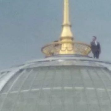 «Зеленский» залез на купол Рады? Тайна раскрыта – ФОТО