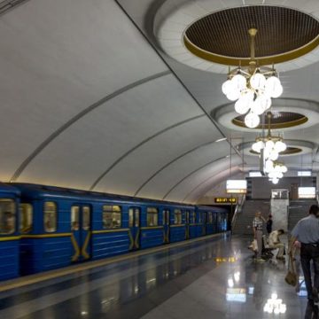 В Киеве упавшая на рельсы метро женщина погибла