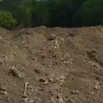 Строители раскопали старинное кладбище: останки выбросили на свалку