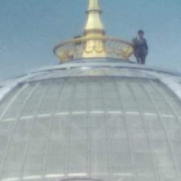 «Зеленский» взобрался на купол Рады. Но это не точно – ФОТО