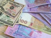 Курс гривни на межбанке в четверг упал до 27,2 грн/$1