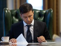 Зеленский подписал закон о недопущении начисления штрафов и пени по кредитам в период карантина