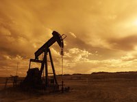 Нефть дорожает, но может завершить неделю падением на 8%, Brent — $63,74 за баррель
