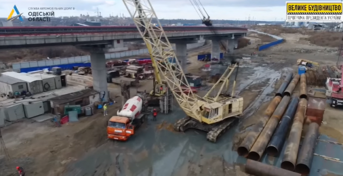 В Одессе установили первые 12 свай будущей эстакады на новой дороге в порт