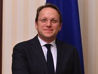 ЄС хоче надати Україні перший транш макрофінансової допомоги якнайшвидше — комісар Варгеї
